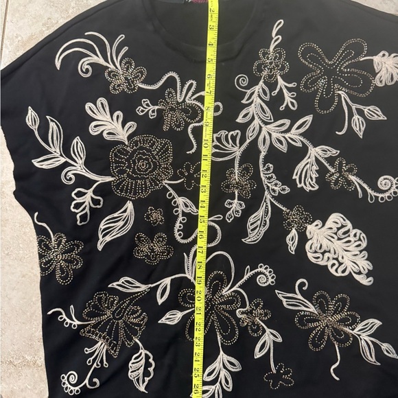 NWOT Johnny Was French Terry Embroidered Top sz M/L - Picture 4 of 6